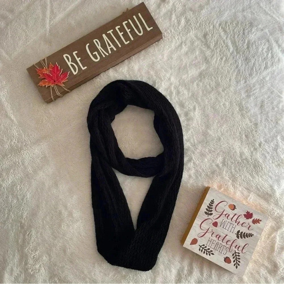 🧣‎ Black Scarf🧣 - Picture 3 of 4